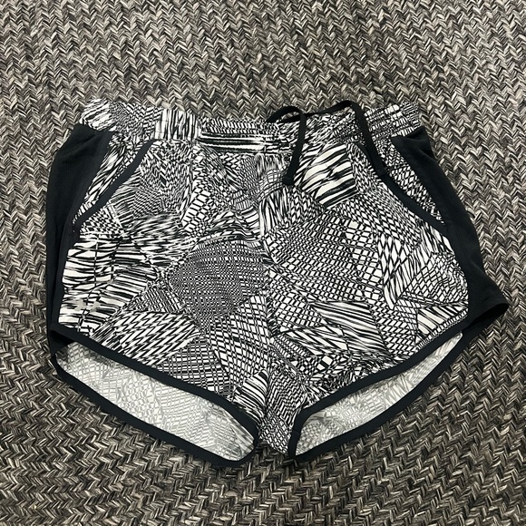 Under Armour Geometric Black and White Women's Athletic Shorts - Picture 1 of 4